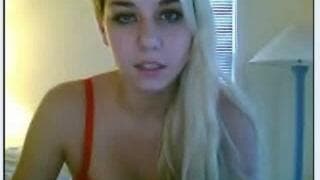 Blondine macht es sich vor Webcam