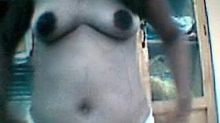Marlyn zeigt ihren Körper auf der Webcam