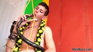 Schwuler masturbiert mit falscher Schlange