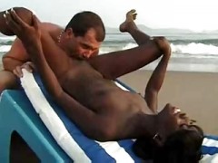 Gemischtrassiges Paar beim Sex am Strand