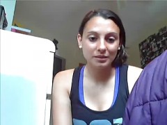 Junge Amateurin sammelt ihre Erfahrung vor der Webcam