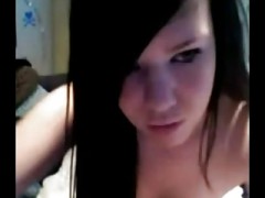 Kleines, neckisches Emo-Mädchen masturbiert vor ihrer Webcam