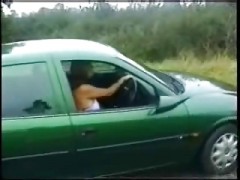Dreckige MILF mit großen Möpsen masturbiert in ihrem Auto