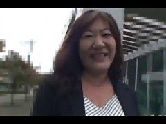 Die stark behaarte, japanische Großmutter Michiko Owaka zeigt ihr Talent (unzensiert)