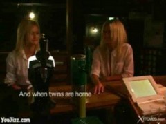 Blonde russische Zwillinge Misha und Sasha
