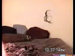 Teenager schlägt seinen Kopf gegen die Wand für ein Loch