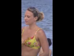 Heiße MILF zeigt ihre Titten und ihren geilen Arsch am Strand