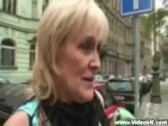 Grossmutter sexy blonde Schlampe Hure fickt stark fürs Geld