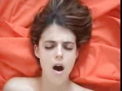 Junges Girl schreit beim Orgasmus richtig laut 