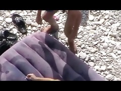 Zwei Kumpels ficken ein Mädel auf dem Strand