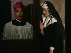Kleine, versaute Nonne legt eine Beichte der besonderen Art ab