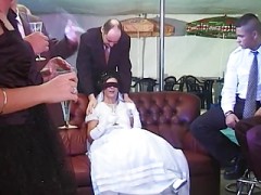 Bräutigam bumst seine Braut mit seinen Freunden