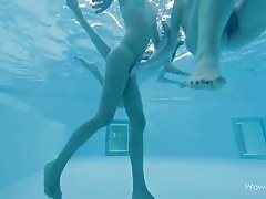 Drei nackte Lesben spielen miteinander im Pool