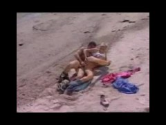 Eine tolle Frau aus Frankreich fickt ihren Mann auf dem Strand