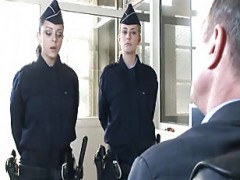 Knackiges Girl in einer geilen Uniform wird von ihrem Vorgesetzten geknallt